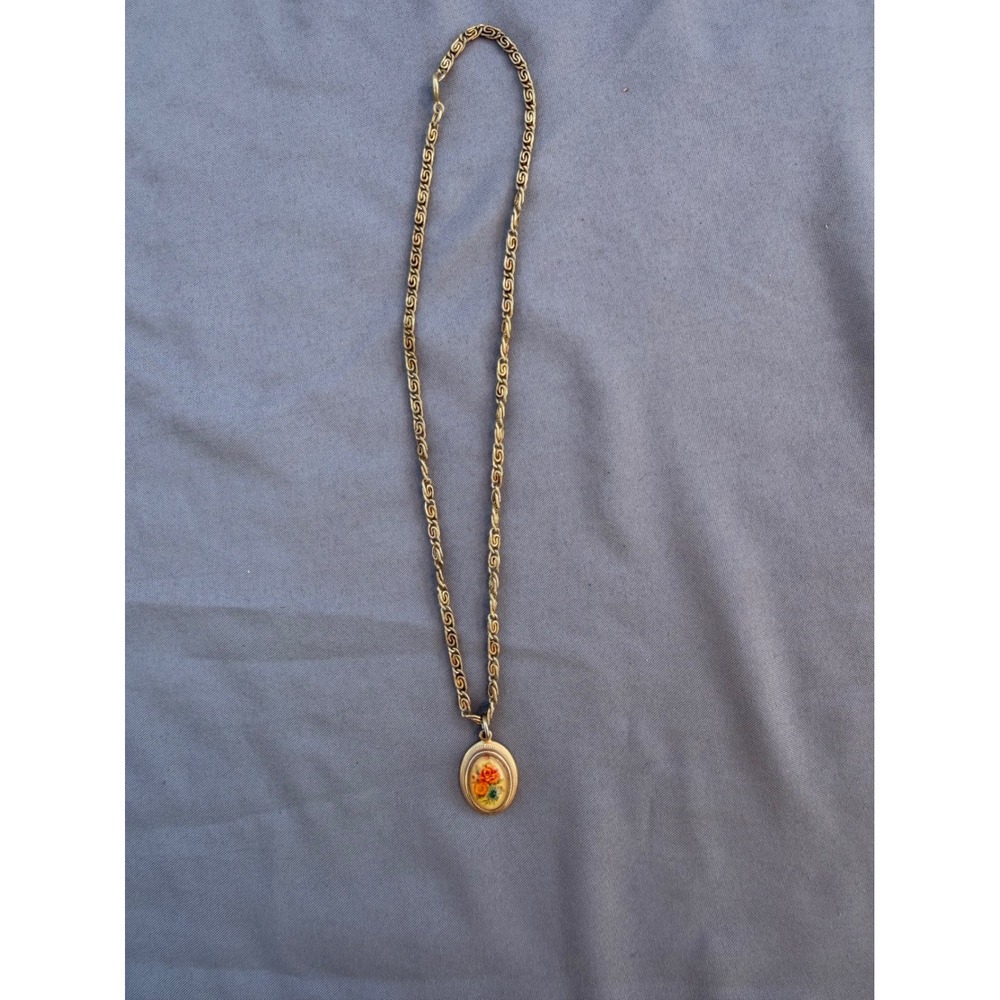 Avon Vintage Gold Tone Oval Floral Pendant Necklace Cottagecore 27 Inch Chain